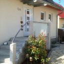 Edelstahl-Glasgel&auml;nder zwischen Naturstein-Stelen