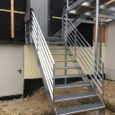 Flachstahlwangen-Treppe mit Gitterrost-Stufen