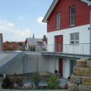 Hauseingangstreppe mit integrierter Balkon-Konstruktion