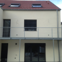 Stahlbalkon mit Rundstahl-Gel&auml;nder und Holzbelag